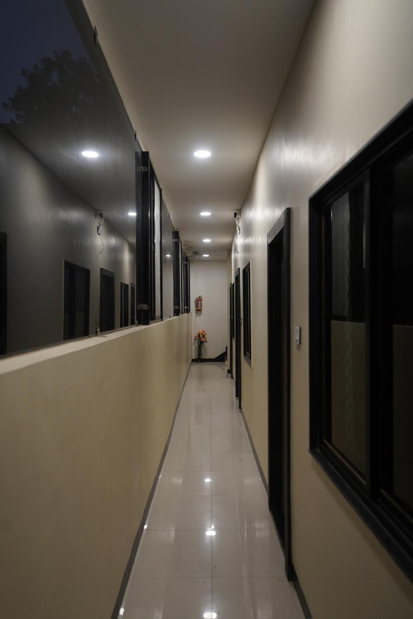 Hotel Dev Kripa ウッジャイン エクステリア 写真