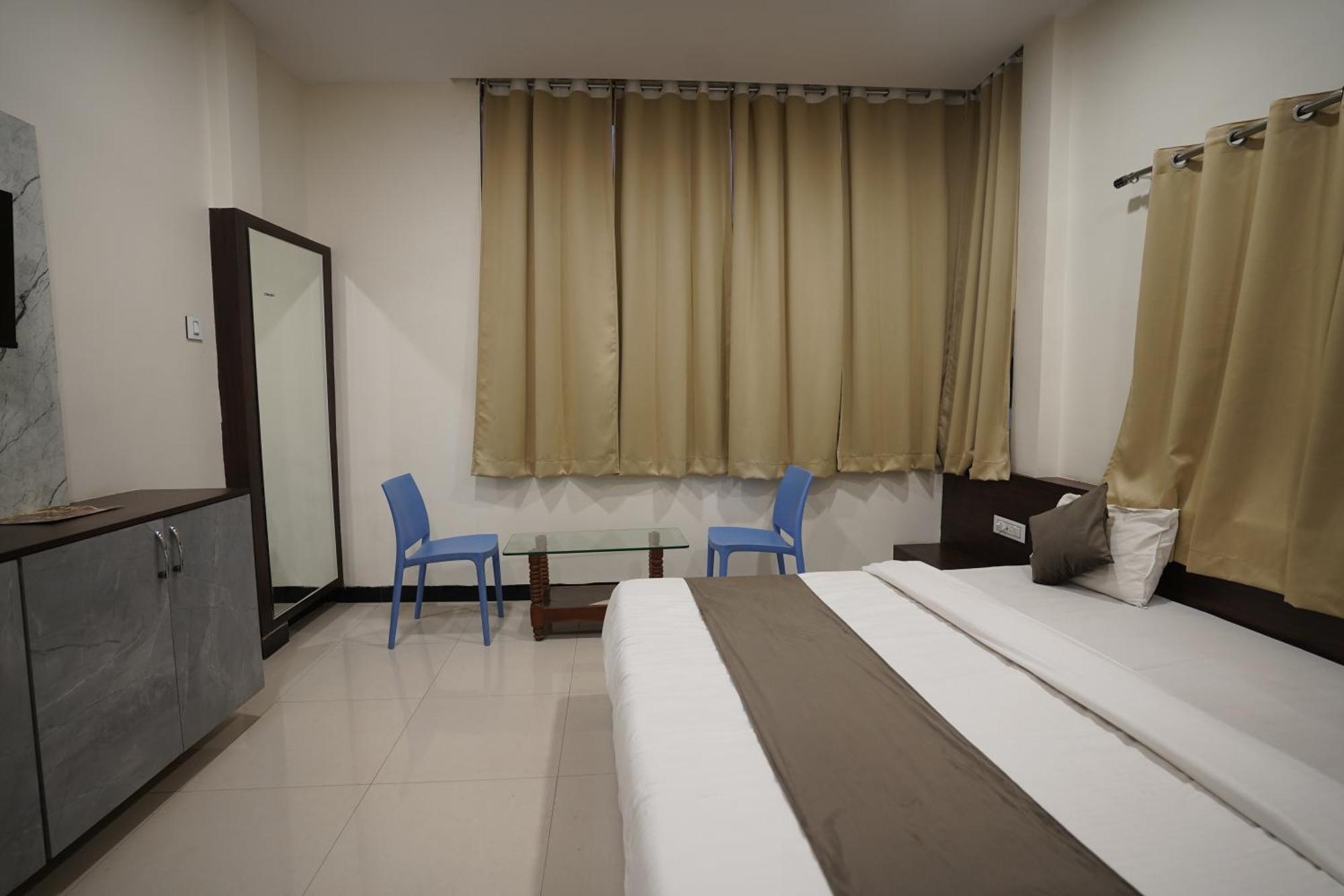 Hotel Dev Kripa ウッジャイン エクステリア 写真