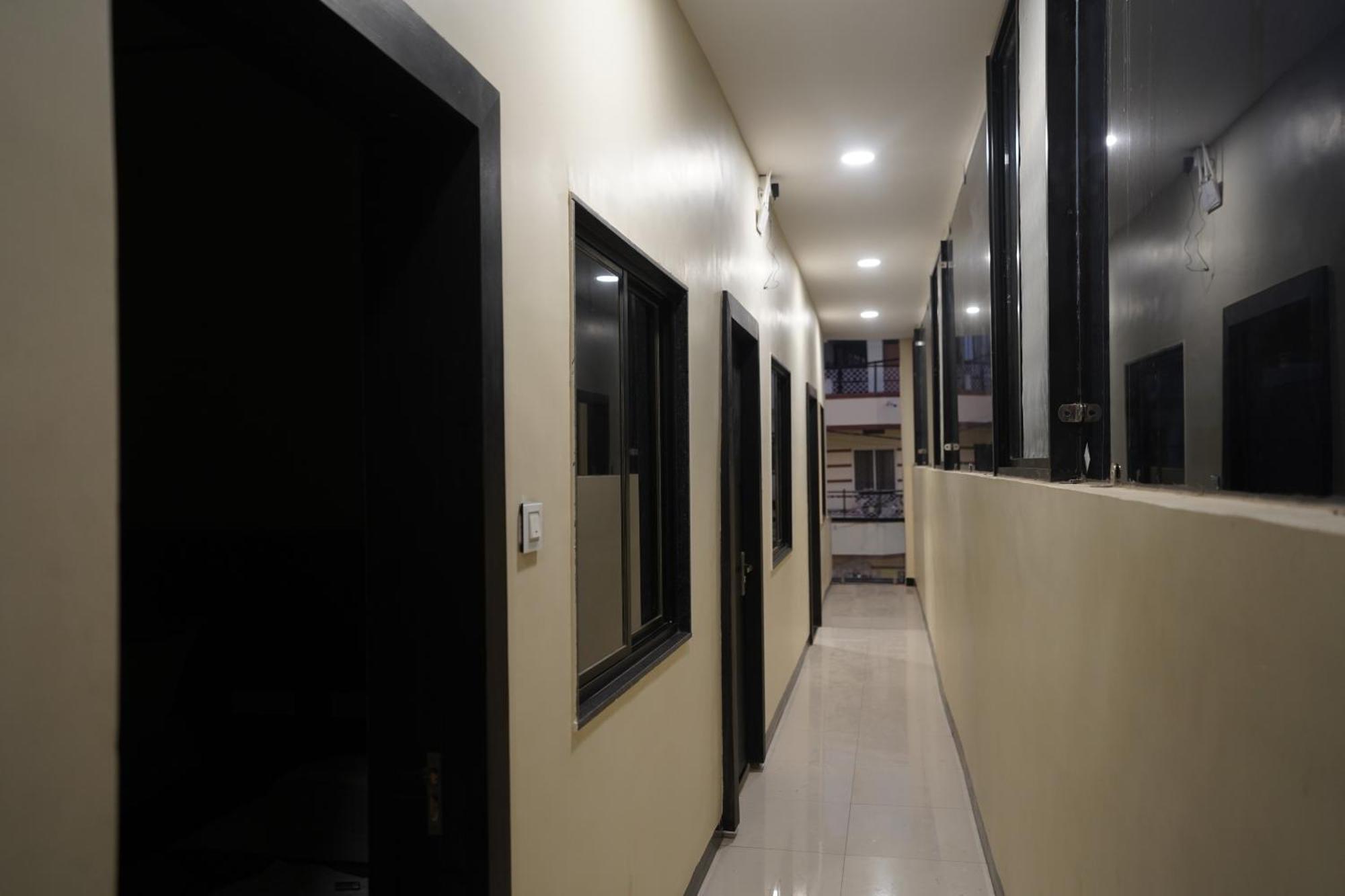 Hotel Dev Kripa ウッジャイン エクステリア 写真
