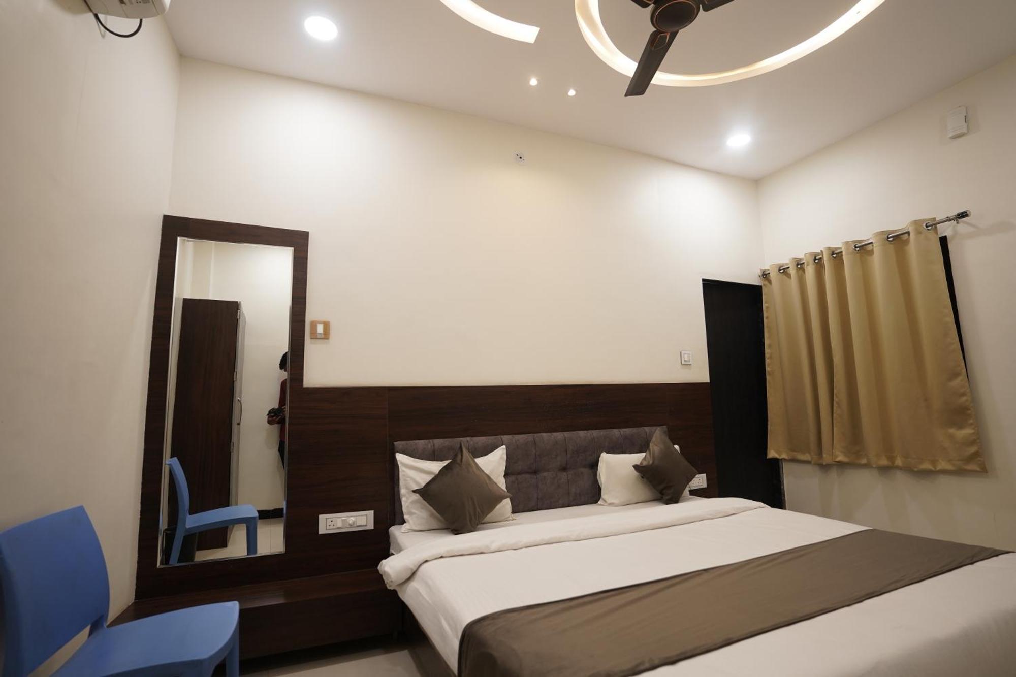 Hotel Dev Kripa ウッジャイン エクステリア 写真
