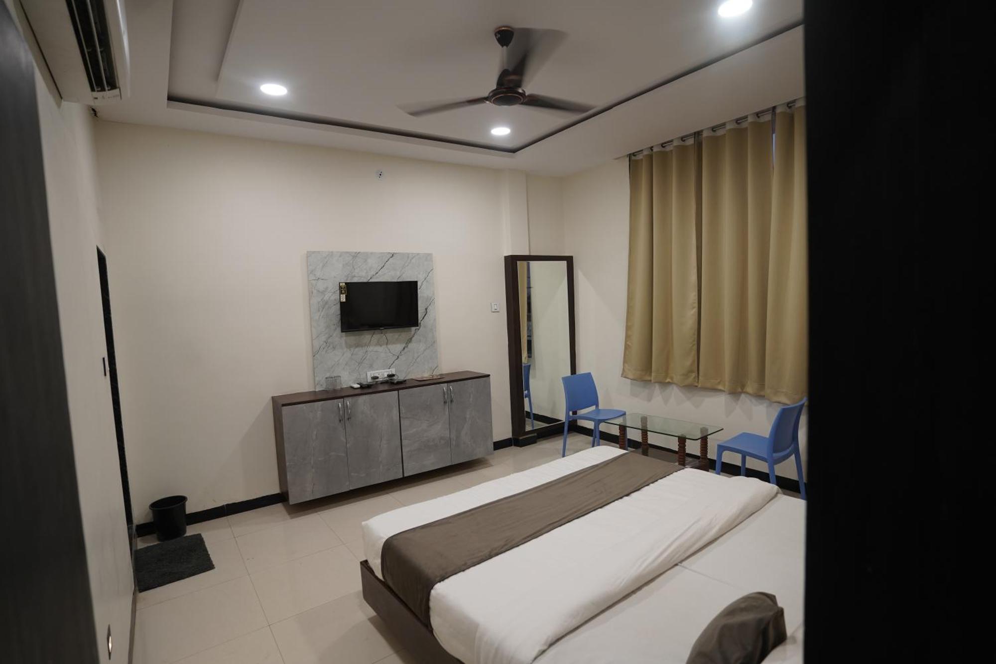 Hotel Dev Kripa ウッジャイン エクステリア 写真