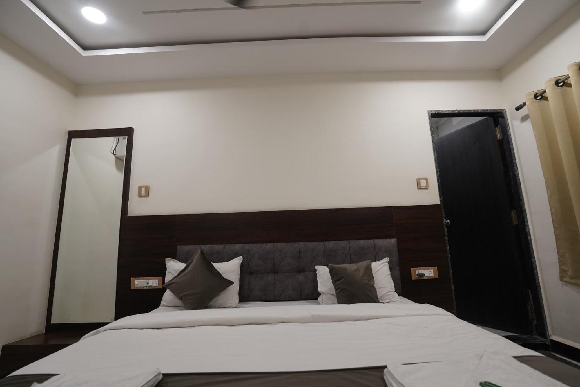 Hotel Dev Kripa ウッジャイン エクステリア 写真